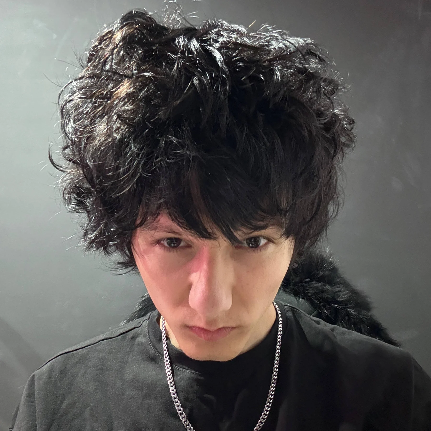 emohead, портрет в чёрной одежде