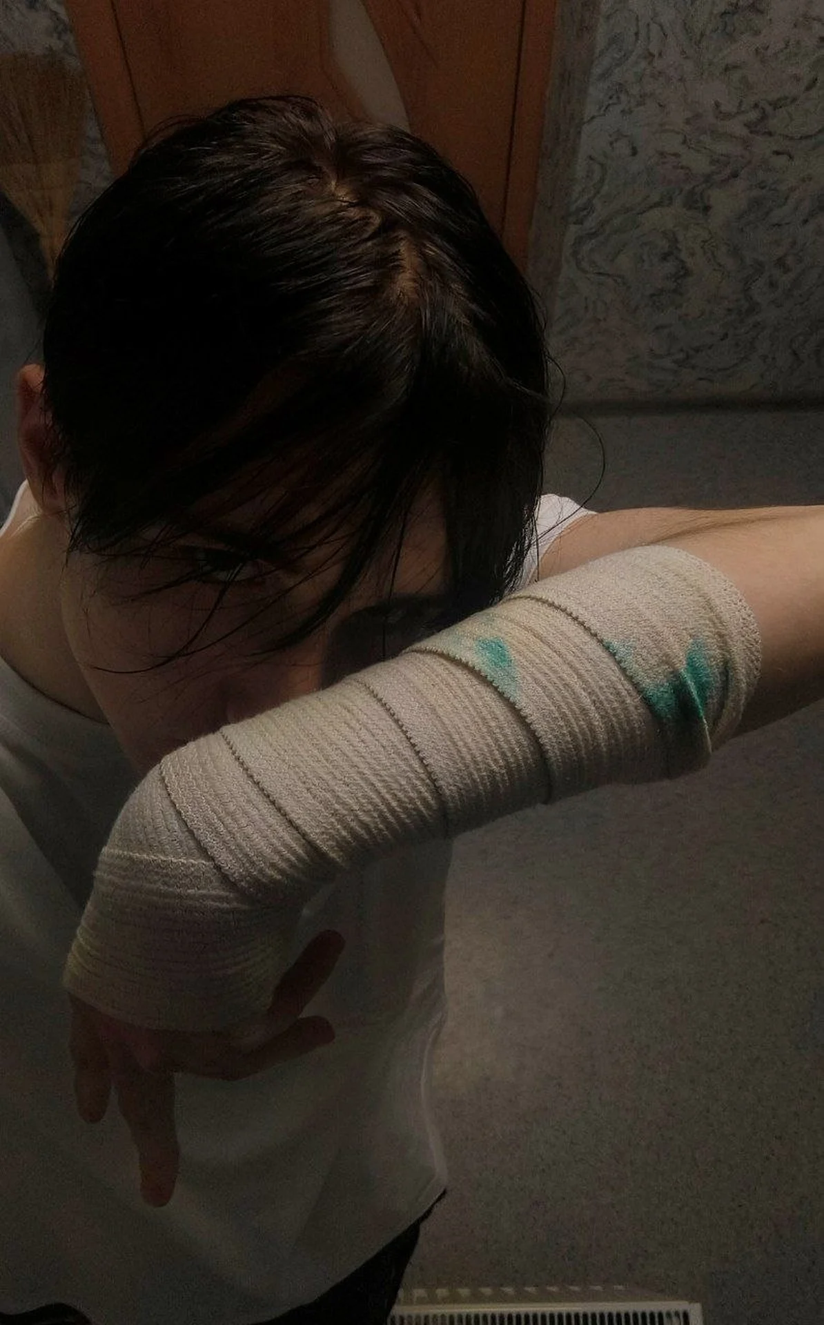 Моралофобия, портрет с забинтованной рукой